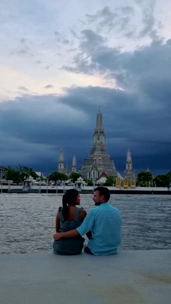 Wat Arun Temple Dawn Landmark Bangkok Thailand Afternoon Bangkok Couple — ストック動画