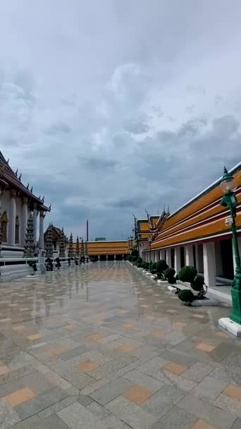 Wat Suthat Thepwararam Ratchaworahawihan Royal Temple Capital City Bangkok Thailand — Stok video