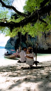Koh Hong Adası Krabi Tayland, Tayland 'da tropik bir plajda birkaç kadın ve erkek. Tayland 'da Krabi Koh La Landing sahilinde yürüyen bir çiftin ağır çekimleri.