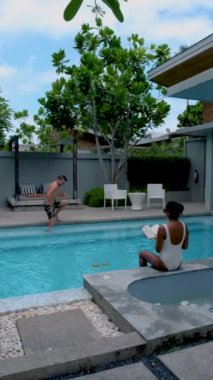 Sonsuz havuzda bir çift erkek ve kadın, Asyalı kadın ve Avrupalı erkekler havuzun keyfini çıkarıyor, lüks tatil yüzme havuzu.. 