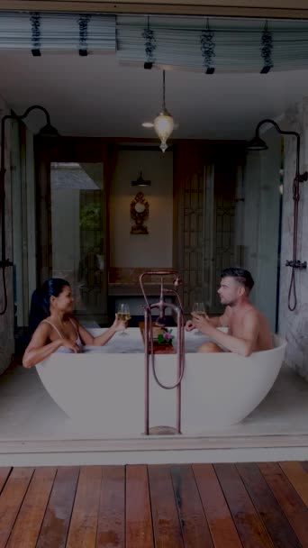 Asian Women European Men Relax Bathtubs Vacation Luxury Holidays Couple — Αρχείο Βίντεο