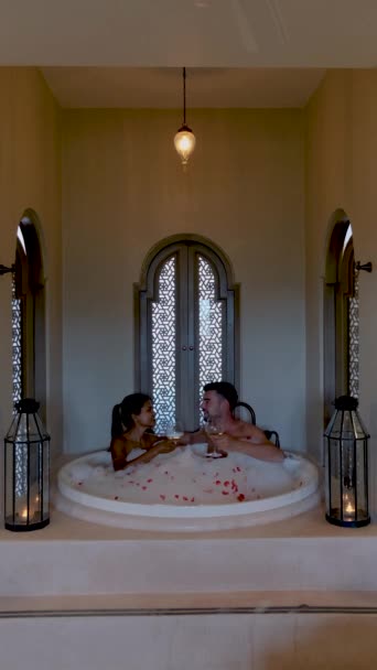 Asian Women European Men Relax Bathtubs Vacation Luxury Holidays Couple — Stockvideo