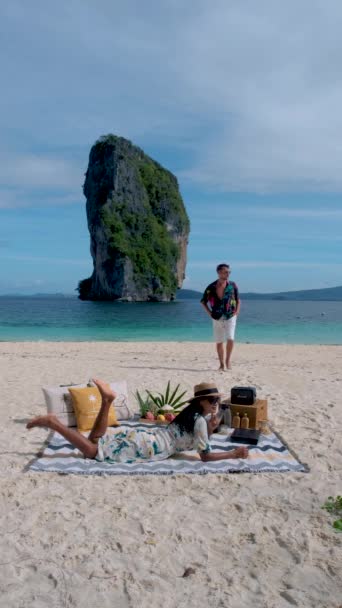 Koh Poda Island Krabi Thailand Paar Mannen Vrouwen Een Tropisch — Stockvideo