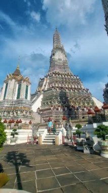 Wat Arun Şafak Tapınağı Bangkok, Tayland 'da öğleden sonra. Asyalı kadın ve Avrupalı erkekler Bangkok 'taki Wat Arun tapınağını ziyaret ediyorlar.