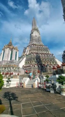 Wat Arun Şafak Tapınağı Bangkok, Tayland 'da öğleden sonra. Asyalı kadın ve Avrupalı erkekler Bangkok 'taki Wat Arun tapınağını ziyaret ediyorlar.