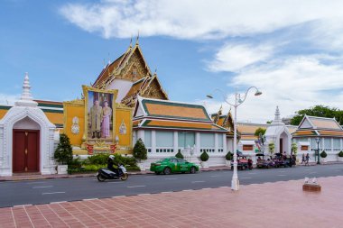 Bangkok Tayland Temmuz 2022, Wat Suthat Thepwararam Ratchaworahawihan tapınağı eski şehir Bangkok 'ta Tayland kralının portresiyle