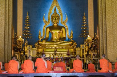 Bangkok Tayland 'daki Wat Benchamabophit tapınağı, Bangkok' taki Mermer Tapınak. Tayland Budist keşişi tapınakta meditasyon yapıyor.