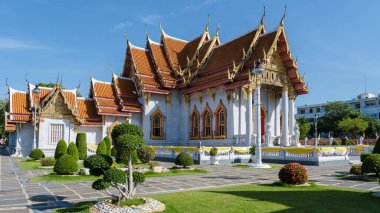 Bangkok Tayland 'daki Wat Benchamabophit tapınağı, Bangkok' taki Mermer Tapınak. Güneşli bir günde Güzel Budist tapınağı