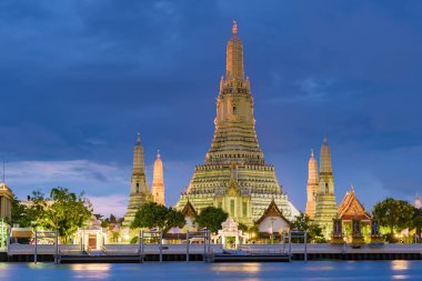 Wat Arun tapınağı Bangkok Tayland, Şafak Tapınağı, Budist tapınağı Chao Phraya Nehri 'nin yanında. Güzel Wat Arun akşam gün batımında.
