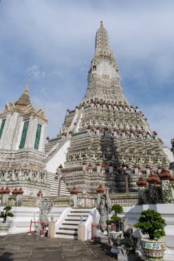 Wat Arun tapınağı Bangkok Tayland, Şafak Tapınağı, Budist tapınağı Chao Phraya Nehri 'nin yanında. Güzel Wat Arun akşam gün batımında.