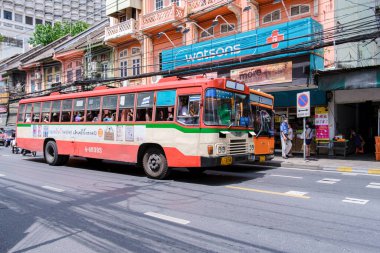 Bangkok Tayland Temmuz 2022, trafik sıkışıklığı akşamüstü, Bangkok şehir trafiği. Açık pencereli Bangkoks eski kırmızı otobüsü
