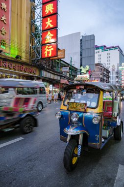 Bangkok Tayland Temmuz 2022, trafik sıkışıklığı akşamüstü, Bangkok şehir trafiği. Şehirdeki renkli tuk tuk.
