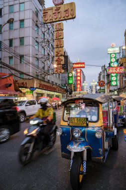 Bangkok Tayland Temmuz 2022, trafik sıkışıklığı akşamüstü, Bangkok şehir trafiği. Şehirdeki renkli tuk tuk.