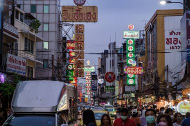 Çin 'in Bangkok kenti Tayland Temmuz 2022, Çin' in renkli caddeleri Bangkok neon ışıkları ve trafik