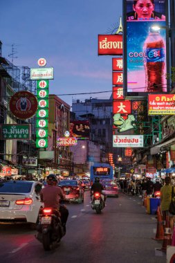 Çin 'in Bangkok kenti Tayland Temmuz 2022, Çin' in renkli caddeleri Bangkok neon ışıkları ve trafik