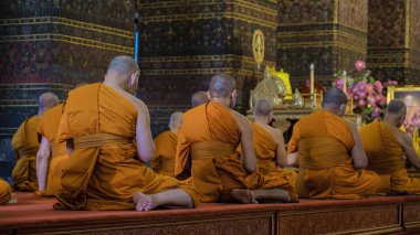 Bangkok Tayland 'daki Wat Pho tapınağı, Bangkok' taki uzanan Buda tapınağı. Tayland Budist keşişi tapınakta meditasyon yapıyor.