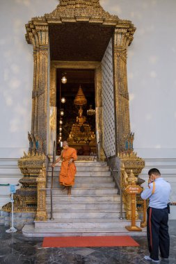 Bangkok Tayland 'daki Wat Pho tapınağı Temmuz 2022, Bangkok' taki uzanan Buda tapınağı. Tayland Budist keşişi tapınakta meditasyon yapıyor.