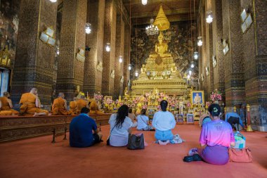 Bangkok Tayland 'daki Wat Pho tapınağı, Bangkok' taki uzanan Buda tapınağı. Tayland Budist keşişi tapınakta meditasyon yapıyor.