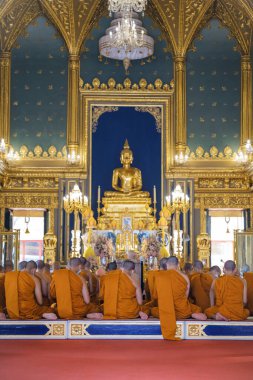 Bangkok Tayland 'daki Wat Pho tapınağı, Bangkok' taki uzanan Buda tapınağı. Tayland Budist keşişi tapınakta meditasyon yapıyor.