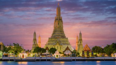 Wat Arun tapınağı Bangkok Tayland, Şafak Tapınağı, Budist tapınağı Chao Phraya Nehri 'nin yanında. Güzel Wat Arun akşam gün batımında.