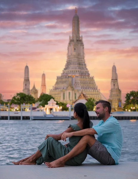Out Focus Blur Couple Asian Women European Men Watching Sunset — стоковое фото