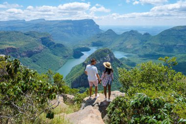 Güney Afrika Panorama Yolu, Blyde nehri kanyonu üç rondavel, üç rondavel ve Güney Afrika 'daki Blyde nehri kanyonu manzaralı. Asyalı kadınlar ve Kafkas erkekler Güney Afrika 'da tatildeler.