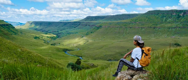 Молодая Женщина Походы Горы Drakensberg Гигантский Замок Южная Африка Drakensberg — стоковое фото