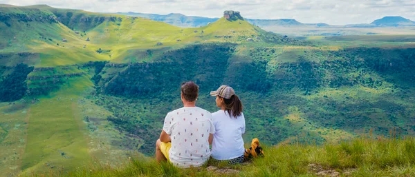 Young Couple Man Woman Hiking Mountains Drakensberg Giant Castle South — Foto Stock