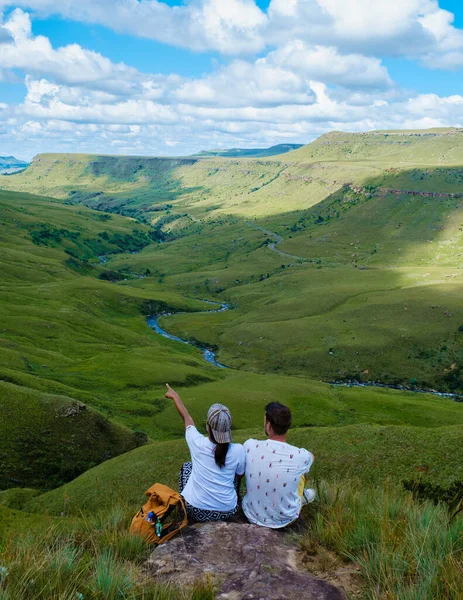 Young Couple Man Woman Hiking Mountains Drakensberg Giant Castle South — Foto Stock