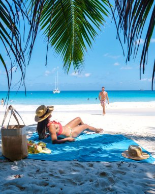 Anse Lazio Praslin Seyşeller. Seyşeller 'de lüks bir tatil sırasında tropik bir plajda yaşayan genç bir çift. Tropik plaj Anse Lazio Praslin Seyşeller