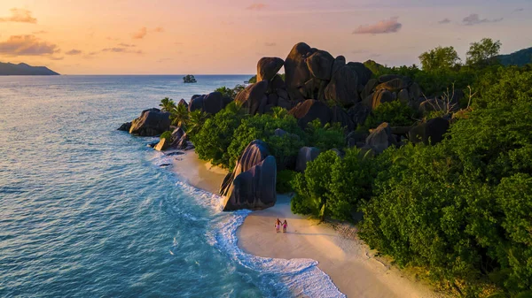 Anse Source Dargent Digue Seychelles Young Couple Caucasian Men Asian – stockfoto