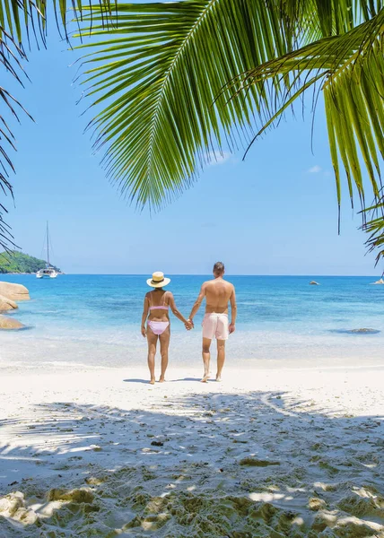 Anse Lazio Praslin Seychelles Young Couple Men Women Tropical Beach — Zdjęcie stockowe