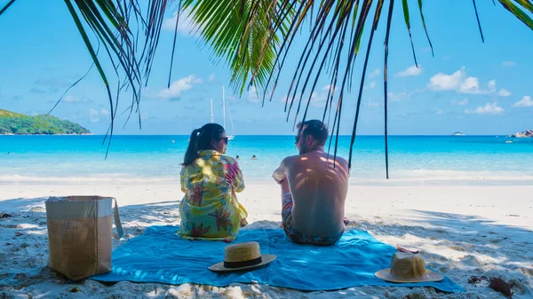 Anse Lazio Praslin Seychelles Young Couple Men Women Tropical Beach — Φωτογραφία Αρχείου