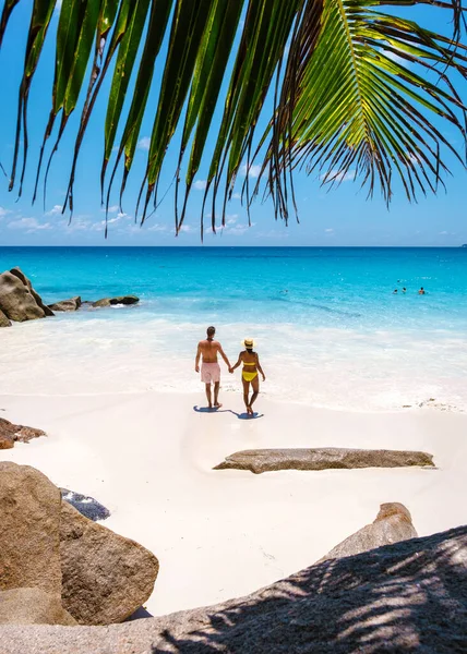 Anse Georgette Praslin Seychelles Young Couple Men Women Tropical Beach — ストック写真
