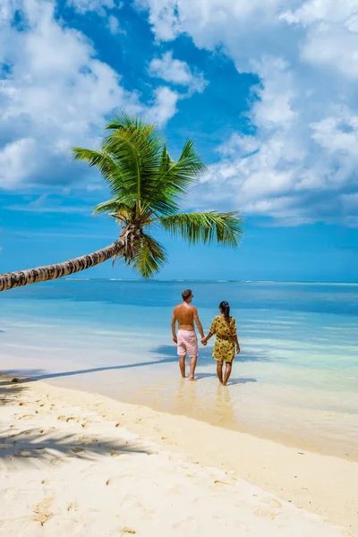 Mahe Seychellen Een Tropisch Strand Met Palmbomen Een Blauwe Oceaan — Stockfoto