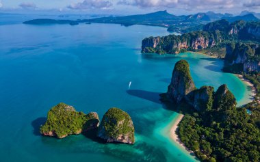 Railay Beach Krabi Tayland, Railay Krabi 'nin tropikal plajı, Tayland' da devasa kireçtaşı kayaları olan huzurlu Railay Railay Sahili manzarası.