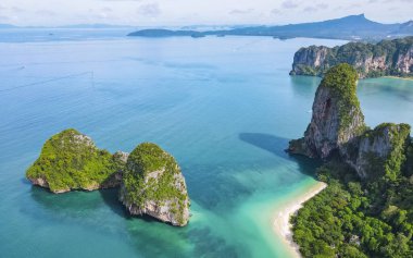 Railay Beach Krabi Tayland, Railay Krabi 'nin tropikal plajı, Tayland' daki huzurlu Railay Sahili 'nin insansız hava aracı görüntüsü.