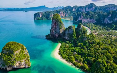 Railay plajı Krabi Tayland 'ın insansız hava aracı görüntüsü. Gökyüzünden kireçtaşı taşlarıyla Railay plajı