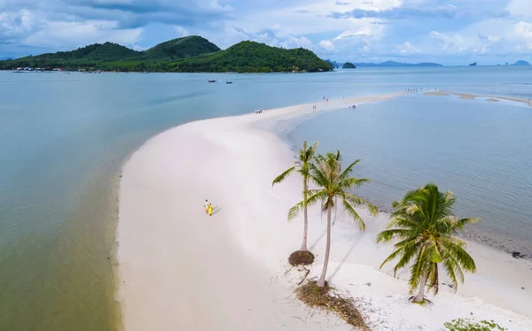 島のビーチを歩く男女のカップルヤオヤイ島 白い砂とヤシの木のビーチ — ストック写真