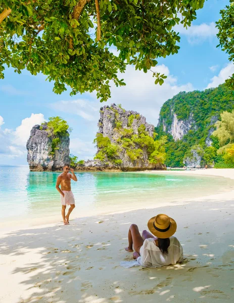 Koh Hong Island Krabi Thailandia Paio Uomini Donne Sulla Spiaggia — Foto Stock