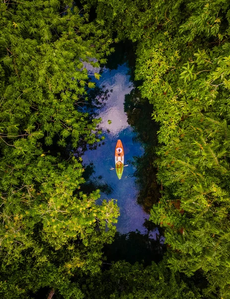 Pareja Kayak Selva Krabi Tailandia Hombres Mujeres Kayak Una Selva — Foto de Stock