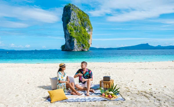 在泰国Koh Poda Krabi 一名亚洲妇女和一名欧洲男子正在泰国Koh Poda Island Krabi热带海滩野餐 — 图库照片
