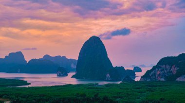 Sametnangshe 'nin panorama manzarası, Phangnga körfezindeki dağların manzarası, Miranda Denizi' ndeki mangrov ormanı, akşam alacakaranlığı gökyüzü, Tayland, Phangnga 'da seyahat yeri.
