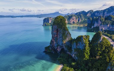 Railay Beach Krabi Tayland, Railay Krabi 'nin tropikal plajı, Tayland' da devasa kireçtaşı kayaları olan huzurlu Railay Railay Sahili manzarası.
