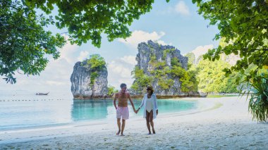 Koh Hong Adası Krabi Tayland, Koh Hong plajında bir çift kadın ve erkek, Asyalı kadın ve Avrupalı erkeklerin olduğu tropik beyaz bir plaj Krabi Tayland 'da.