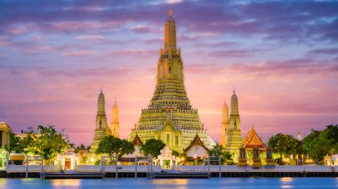 Wat Arun tapınağı Bangkok Tayland, Şafak Tapınağı, Budist tapınağı Chao Phraya Nehri 'nin yanında. Güzel Wat Arun akşam gün batımında.