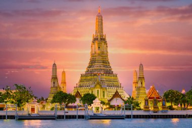 Wat Arun tapınağı Bangkok Tayland, Şafak Tapınağı, Budist tapınağı Chao Phraya Nehri 'nin yanında. Güzel Wat Arun akşam gün batımında.