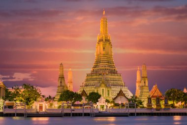 Wat Arun tapınağı Bangkok Tayland, Şafak Tapınağı, Budist tapınağı Chao Phraya Nehri 'nin yanında. Güzel Wat Arun akşam gün batımında.