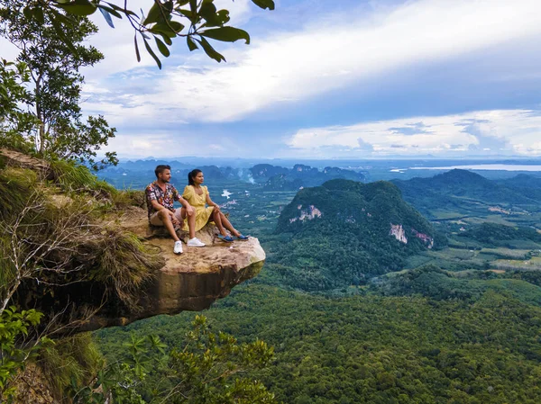 Dragon Crest Montaña Krabi Tailandia Joven Viajero Sienta Una Roca — Foto de Stock