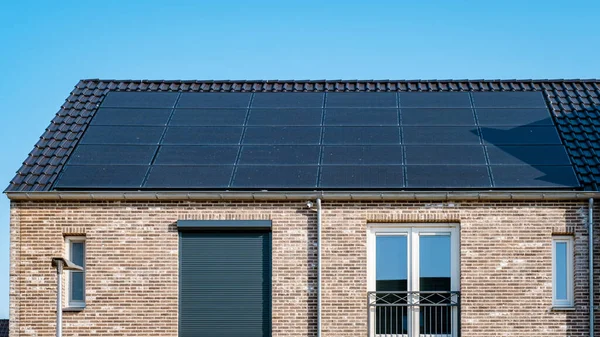 Нові Будинки Сонячними Панелями Прикріпленими Даху Сонячного Неба Закриваються Від — стокове фото